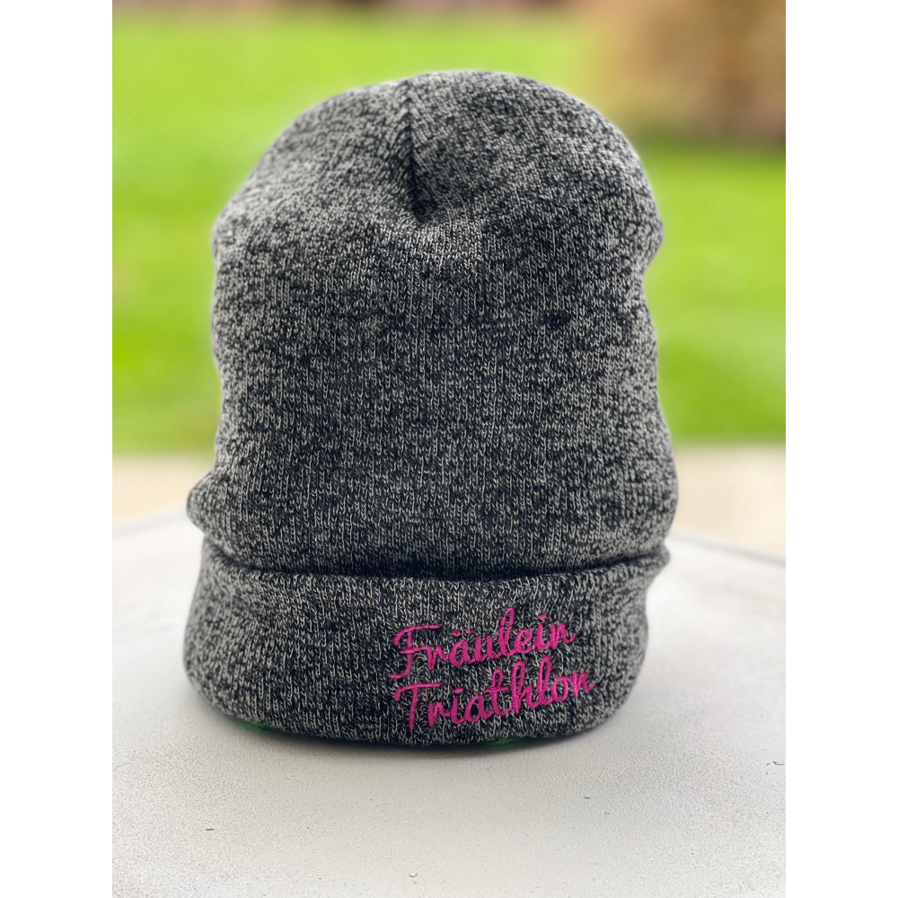 FRLTRI Beanie grau auf einem Tisch